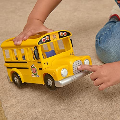 CoComelon-Scuolabus-musicale-giallo-veicolo-che-riproduce-la-canzone-The-wheels-on-the-bus-e-la-sua-action-figure-JJ-0-1