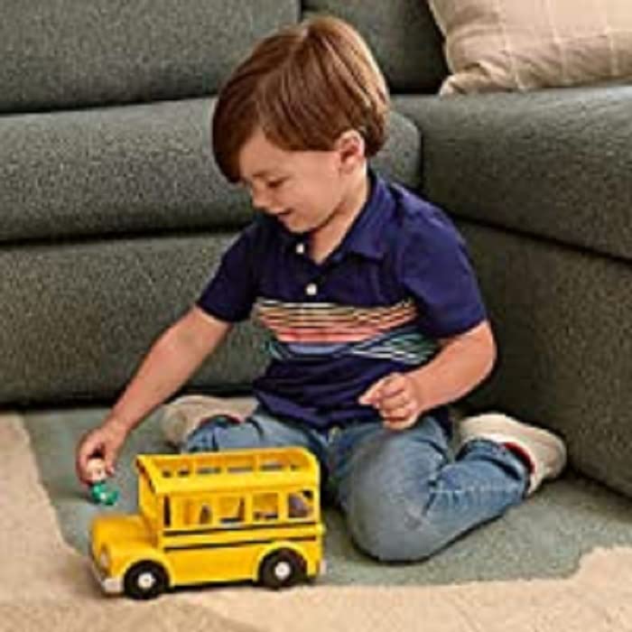 CoComelon-Scuolabus-musicale-giallo-veicolo-che-riproduce-la-canzone-The-wheels-on-the-bus-e-la-sua-action-figure-JJ-0-4